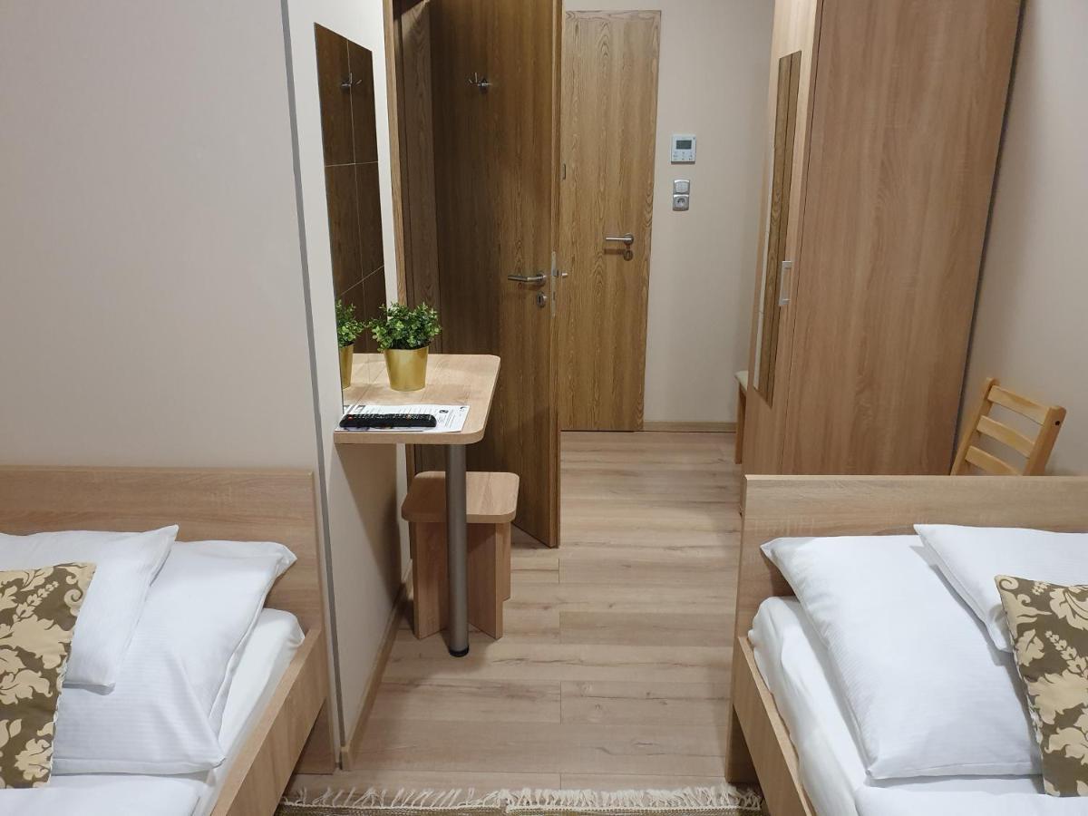 Platina Panzio*** Bed & Breakfast Ujhartyan Bagian luar foto