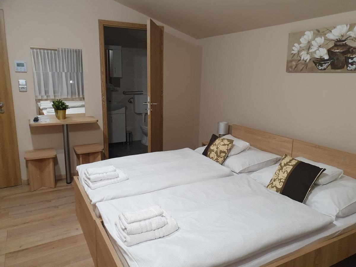 Platina Panzio*** Bed & Breakfast Ujhartyan Bagian luar foto