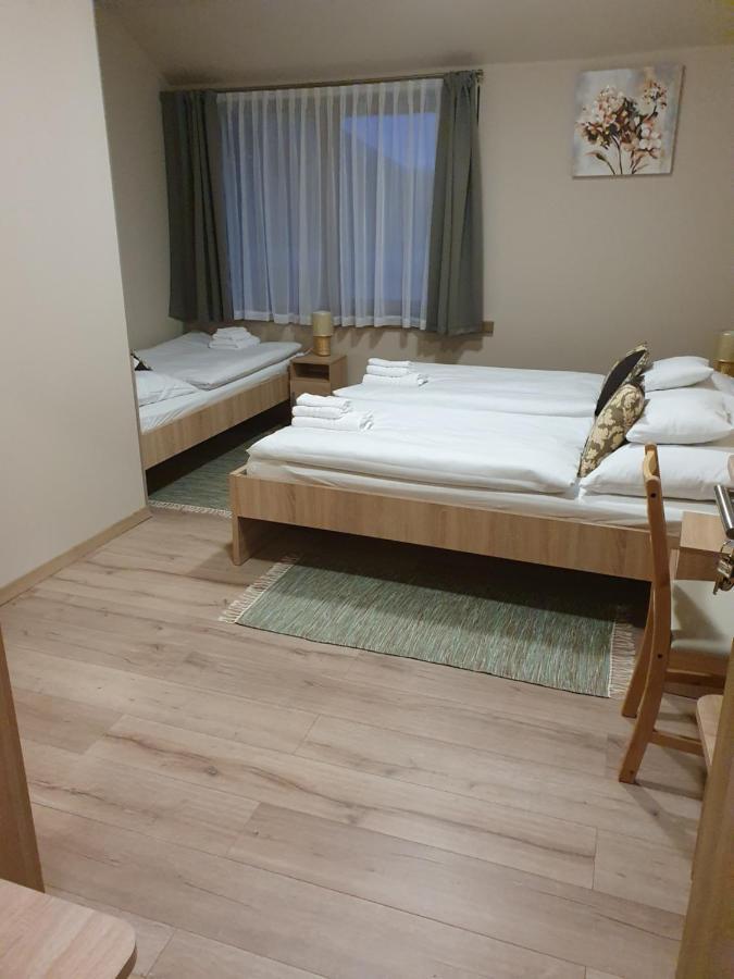 Platina Panzio*** Bed & Breakfast Ujhartyan Bagian luar foto