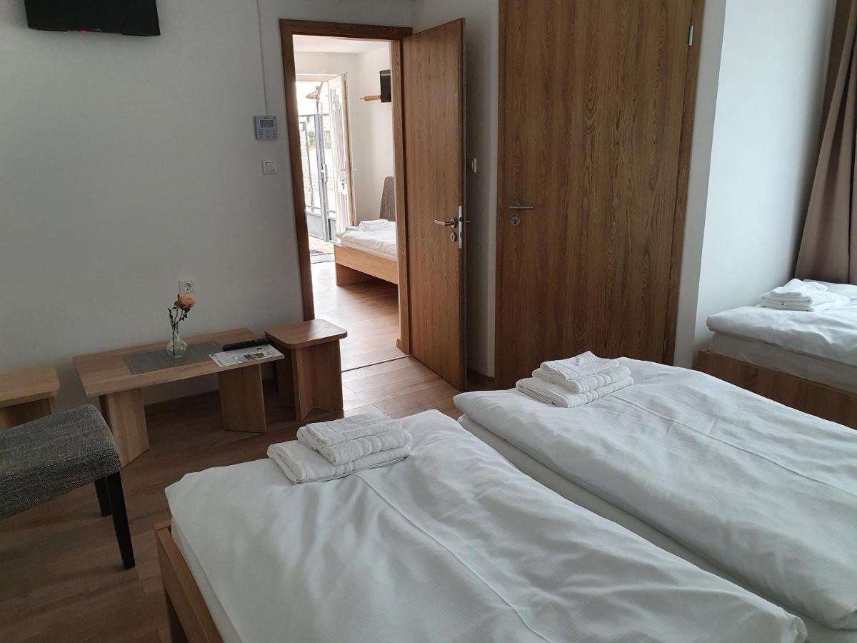 Platina Panzio*** Bed & Breakfast Ujhartyan Bagian luar foto
