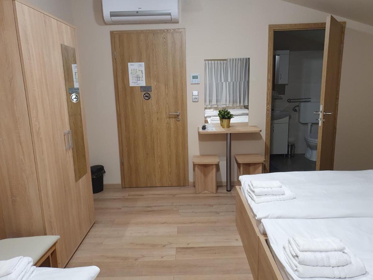 Platina Panzio*** Bed & Breakfast Ujhartyan Bagian luar foto