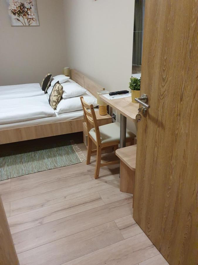 Platina Panzio*** Bed & Breakfast Ujhartyan Bagian luar foto
