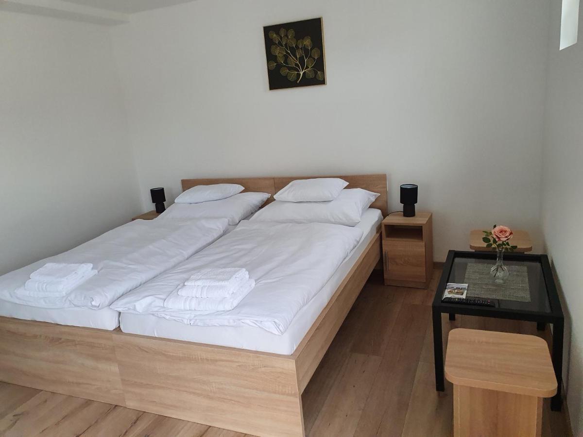 Platina Panzio*** Bed & Breakfast Ujhartyan Bagian luar foto